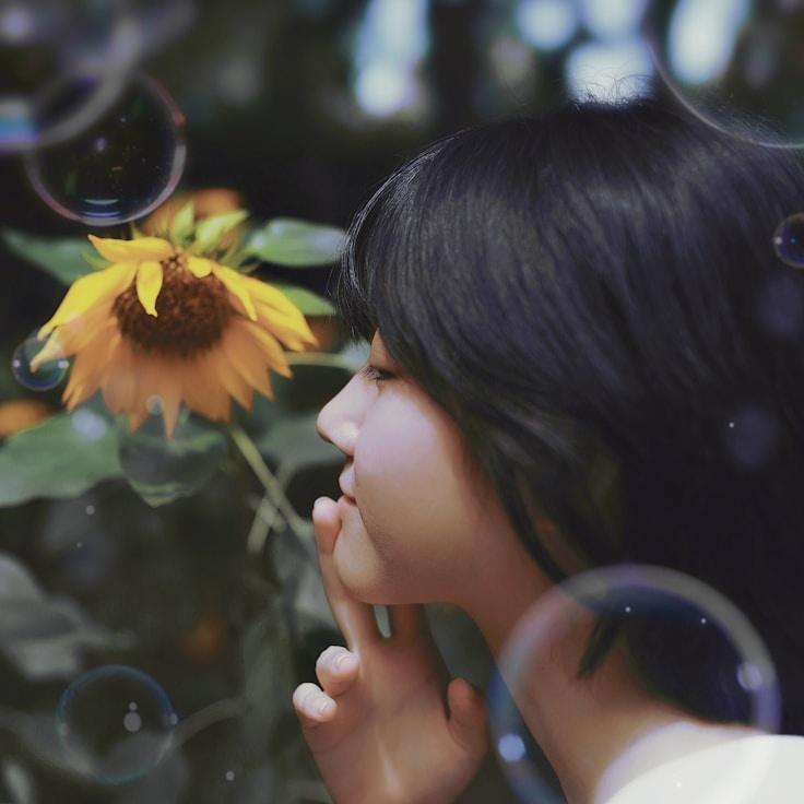 A former hospitality manager who keeps noticing how flowers affect guest experiences in luxury settings, reimagined for corporate spaces